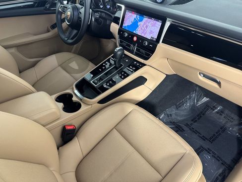 Certified 2025 Porsche Macan image 18