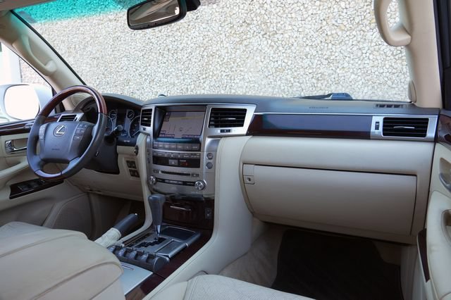 Used 2013 Lexus LX 570 4WD w/ Luxury Pkg w/Pre-crash image 13