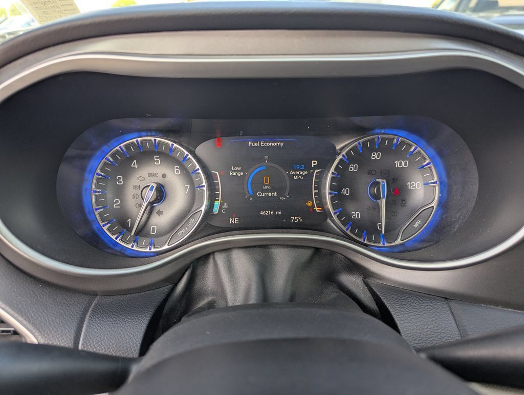 Used 2020 Chrysler Pacifica Touring-L w/ Advanced Safetytec Group FWD image 21