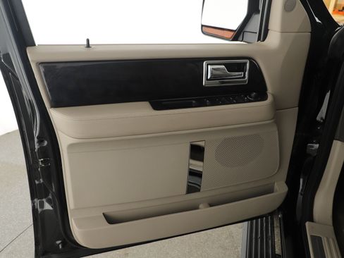 Used 2017 Lincoln Navigator Select image 6