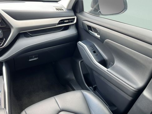 Used 2023 Toyota Highlander XLE FWD image 13