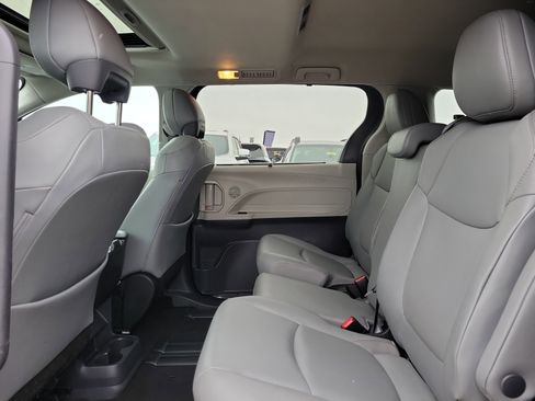 Used 2024 Toyota Sienna XLE image 11