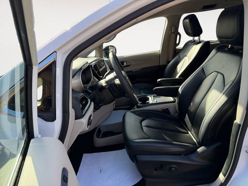 Used 2024 Chrysler Pacifica Touring-L image 12