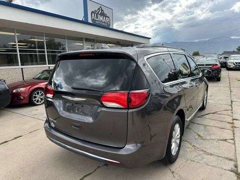 Used 2017 Chrysler Pacifica Touring-L FWD image 7