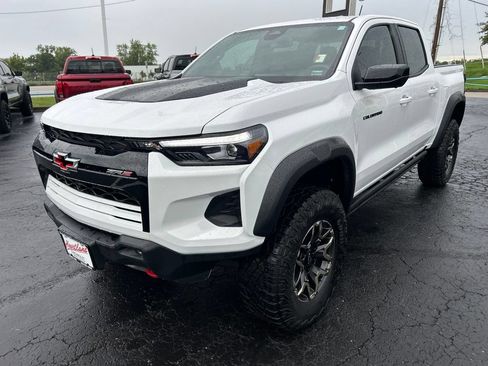 Used 2025 Chevrolet Colorado ZR2 w/ Technology Package AWD/4WD image 9