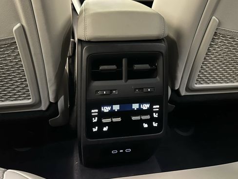 Used 2025 Porsche Macan 4 Electric w/ Premium Package AWD/4WD image 40