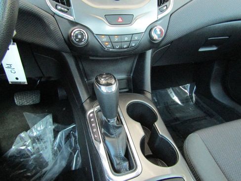 Used 2017 Chevrolet Cruze LT FWD image 13