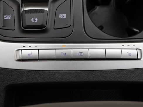 Used 2025 Kia Carnival FWD image 22