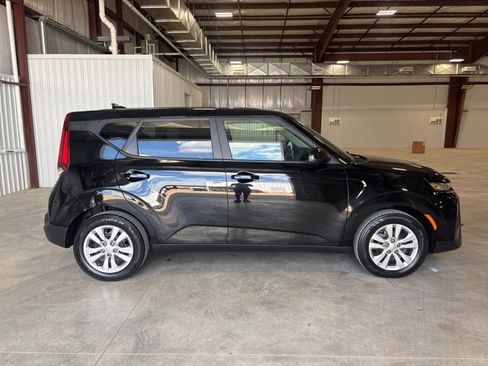 Used 2022 Kia Soul LX image 1