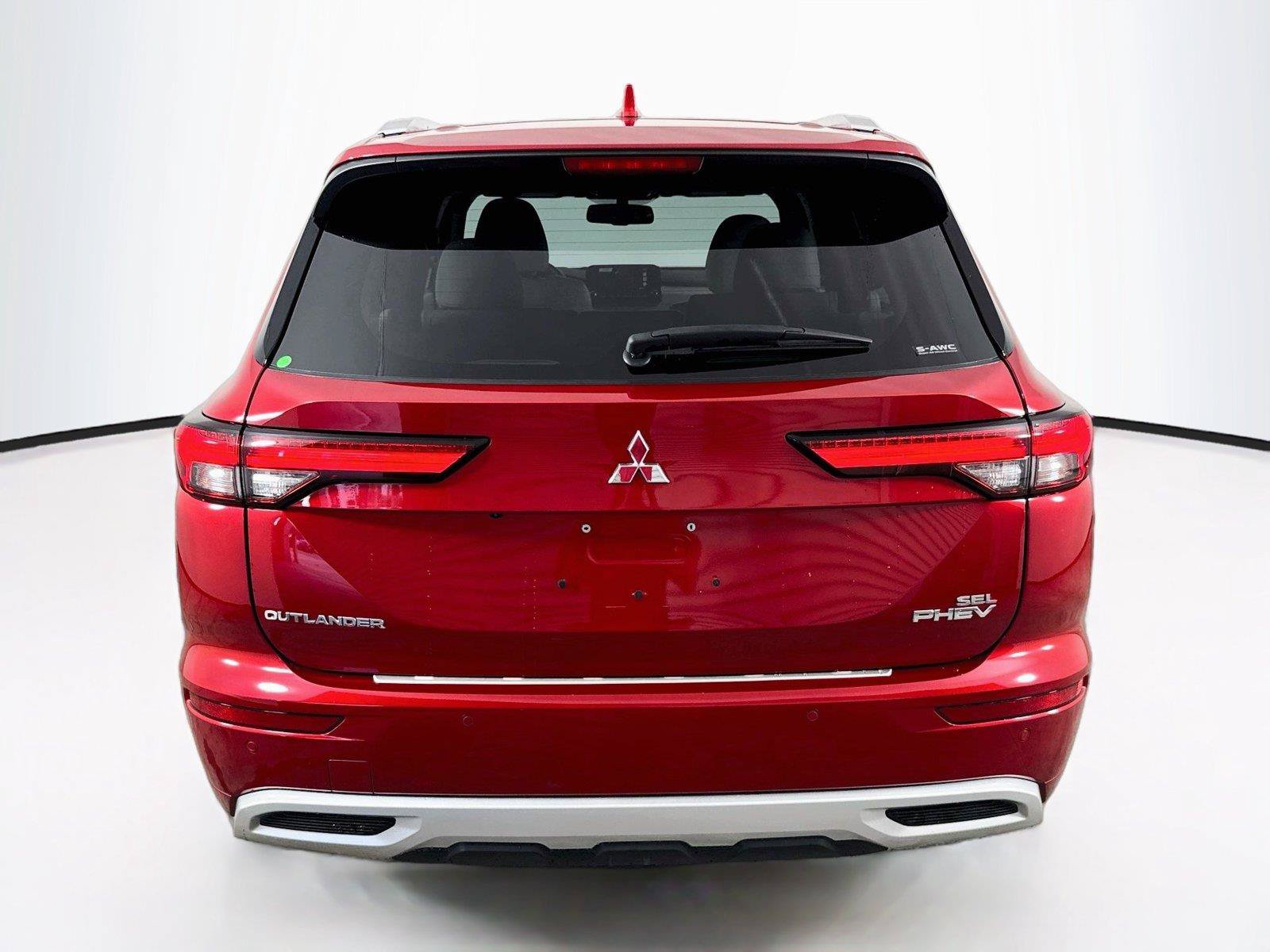 Used 2024 Mitsubishi Outlander 4WD Plug-In Hybrid image 4