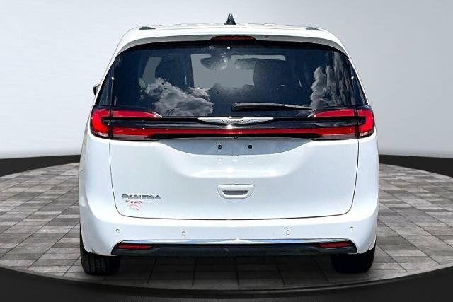 Used 2023 Chrysler Pacifica Touring-L FWD image 4
