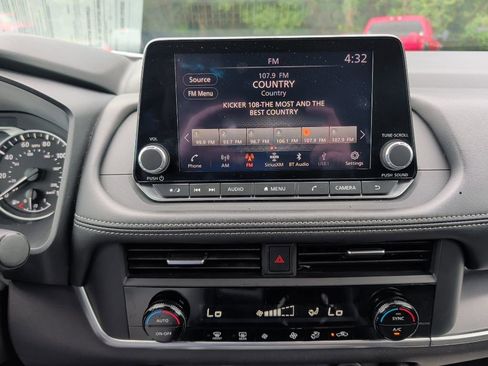 Used 2024 Nissan Rogue SV FWD image 12