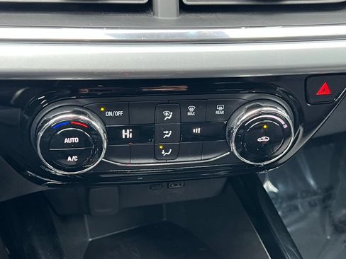 Used 2025 Chevrolet Trax LT FWD image 26