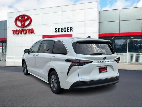 Used 2025 Toyota Sienna XLE FWD image 10