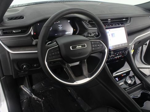 New 2025 Jeep Grand Cherokee Limited image 10
