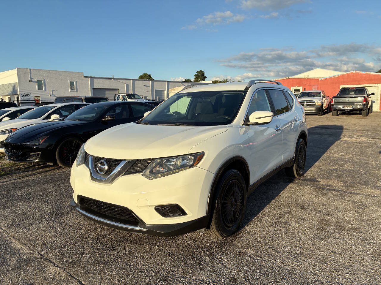 Used 2016 Nissan Rogue S w/ Appearance Package FWD image 1