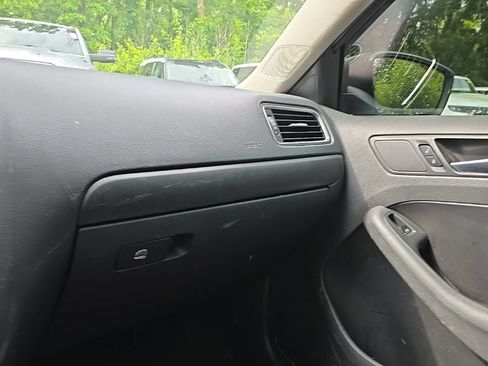 Used 2012 Volkswagen Jetta SE FWD image 23