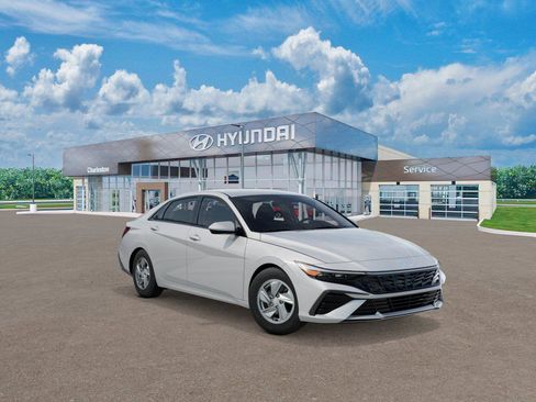 New 2026 Hyundai Elantra SE image 2