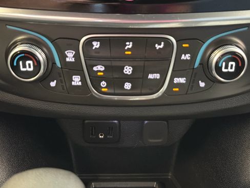 Used 2023 Chevrolet Traverse LT FWD image 47