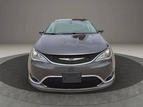 Used 2019 Chrysler Pacifica Touring-L FWD image 2