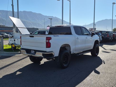 Used 2022 Chevrolet Silverado 1500 LT AWD/4WD image 3