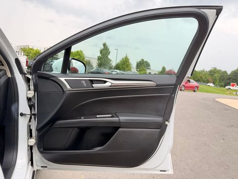 Used 2017 Ford Fusion SE w/ Equipment Group 602A FWD image 19
