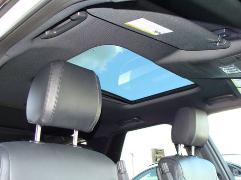 Used 2020 Land Rover Discovery Landmark image 14