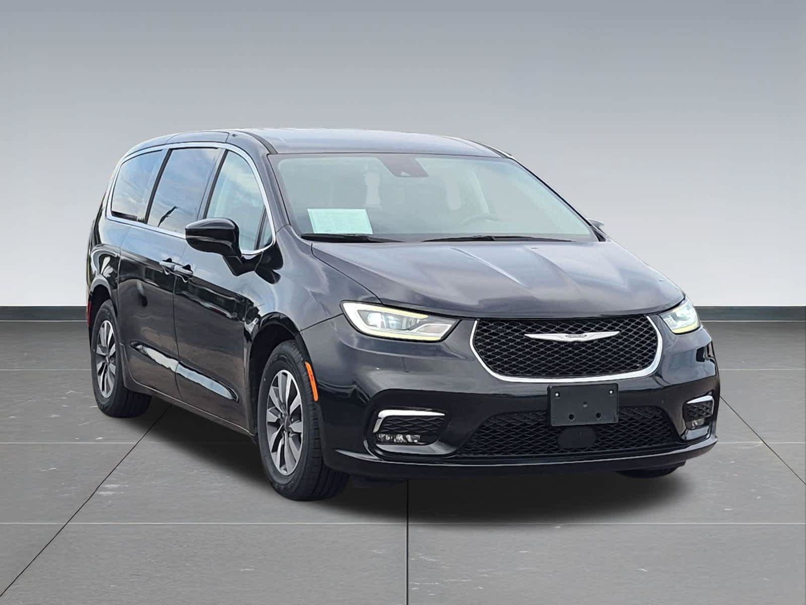 Used 2024 Chrysler Pacifica Limited FWD image 8
