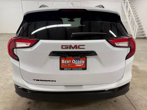 Used 2024 GMC Terrain SLE w/ Driver Convenience Package FWD image 5