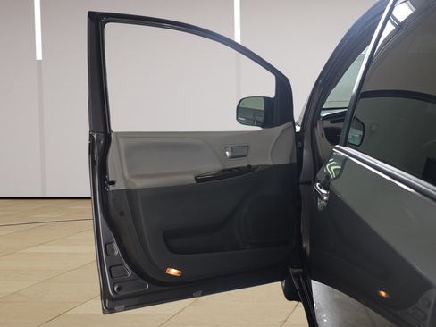 Used 2017 Toyota Sienna XLE Premium AWD/4WD image 10