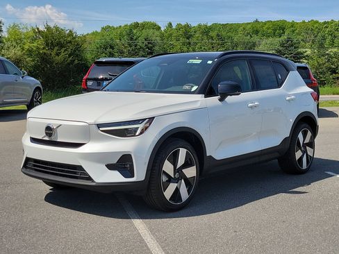 Used 2024 Volvo XC40 Recharge Plus w/ Protection Package Premier image 2