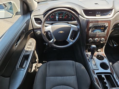 Used 2017 Chevrolet Traverse LT w/ Style and Technology Package FWD image 11