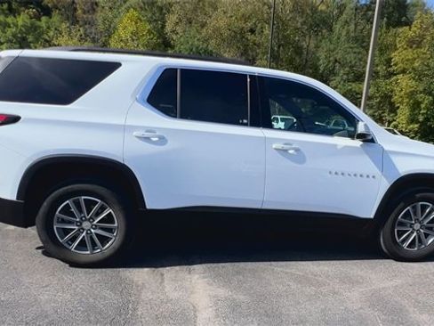 Used 2023 Chevrolet Traverse LT w/ Rear Camera Mirror Package image 9