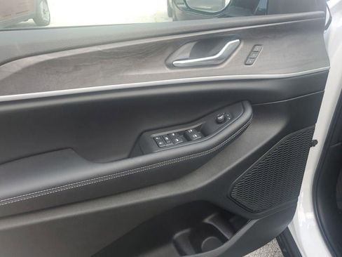 Used 2025 Jeep Grand Cherokee Limited w/ Black Appearance Package image 11