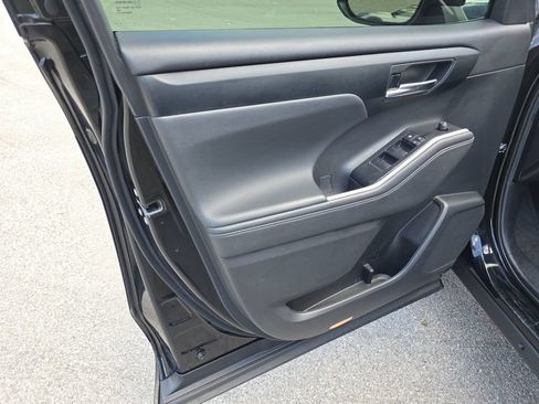 Used 2022 Toyota Highlander XLE AWD/4WD image 16