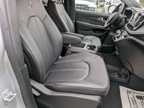 New 2026 Chrysler Pacifica Select image 35