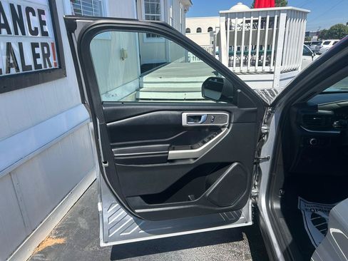 Used 2021 Ford Explorer XLT RWD image 8