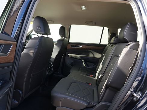 Used 2025 Volkswagen Atlas SE image 18