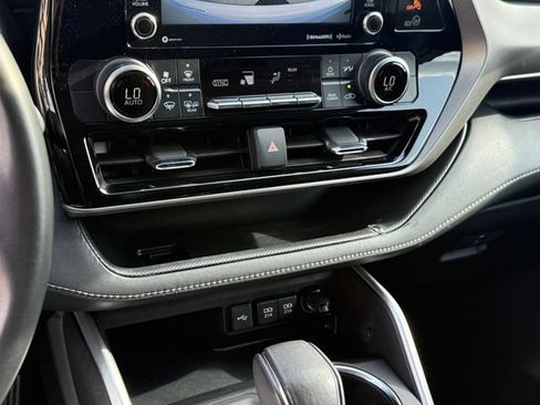 Used 2021 Toyota Highlander LE FWD image 18