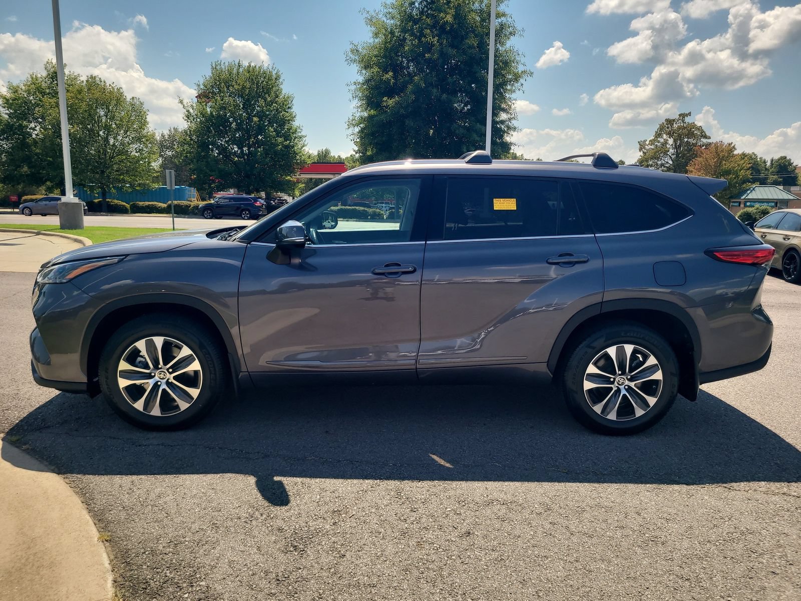 Used 2022 Toyota Highlander XLE AWD/4WD image 6