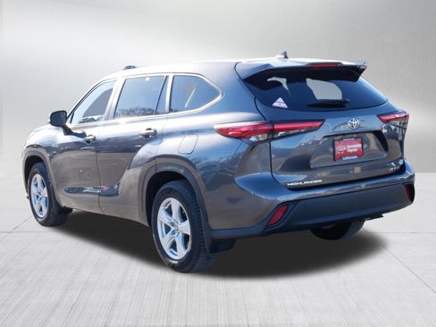 Used 2023 Toyota Highlander LE image 5