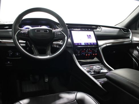 Used 2024 Jeep Grand Cherokee Limited w/ Luxury Tech Group II image 2