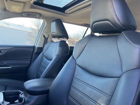 Used 2021 Toyota RAV4 XLE Premium image 32