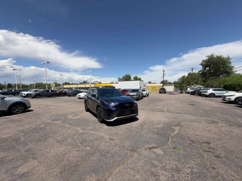 Used 2025 Toyota Highlander XSE AWD/4WD image 12