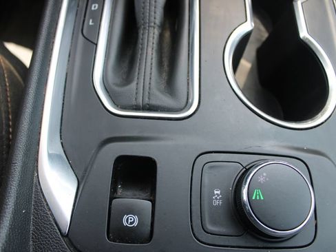 Used 2020 Chevrolet Traverse LT FWD image 47