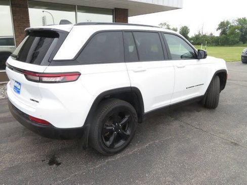 Used 2023 Jeep Grand Cherokee Limited w/ Black Appearance Package AWD/4WD image 9