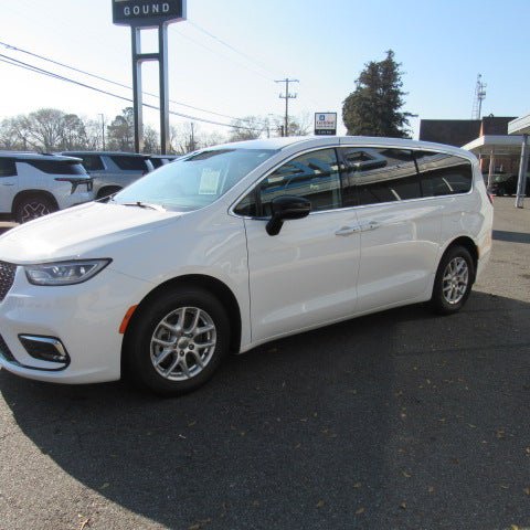 Used 2024 Chrysler Pacifica Touring-L FWD image 4