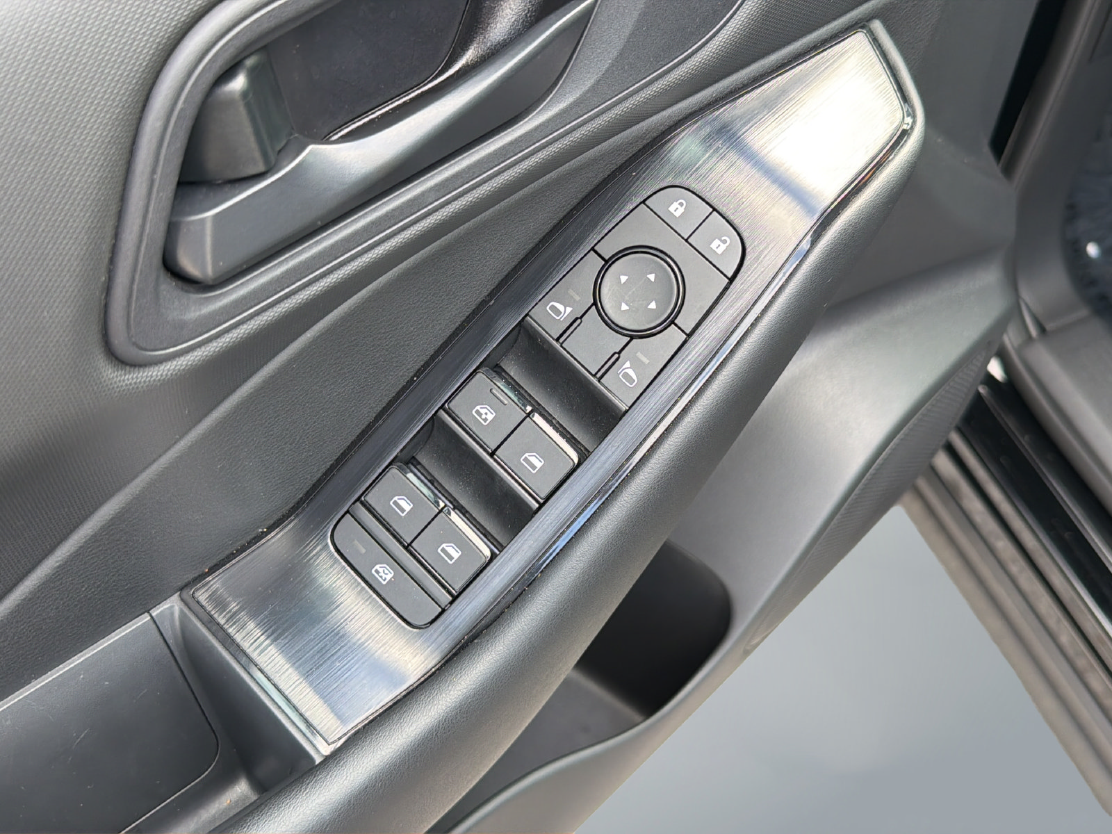 Certified 2025 Nissan Rogue S FWD image 29