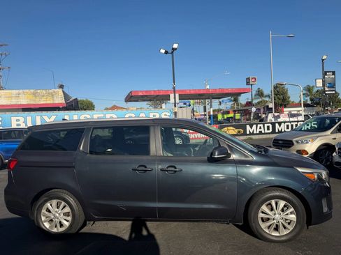 Used 2017 Kia Sedona LX w/ LX Essentials Premium Package FWD image 7