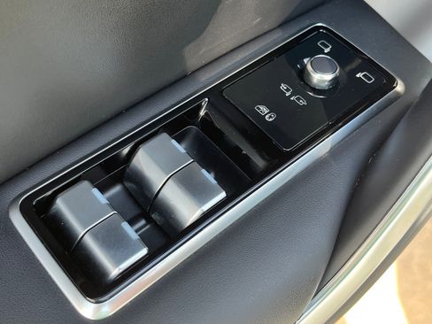 Used 2023 Jaguar F-PACE SVR image 31